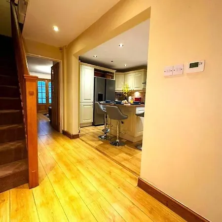4-bedroom For 7-9 Guests Family & Group Getaway Вилла *