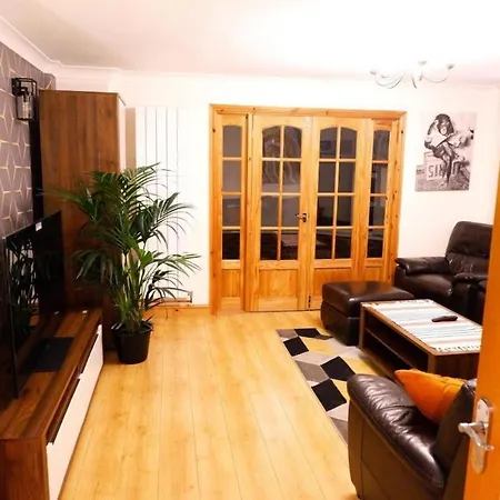 4-bedroom For 7-9 Guests Family & Group Getaway Villa *