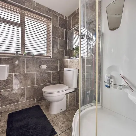 Villa 4-bedroom For 7-9 Guests Family & Group Getaway Bristol