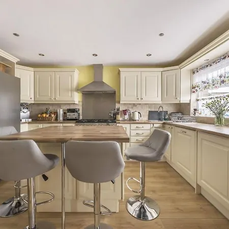 4-bedroom For 7-9 Guests Family & Group Getaway Бристоль