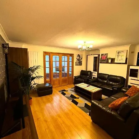 Villa 4-bedroom For 7-9 Guests Family & Group Getaway Bristol
