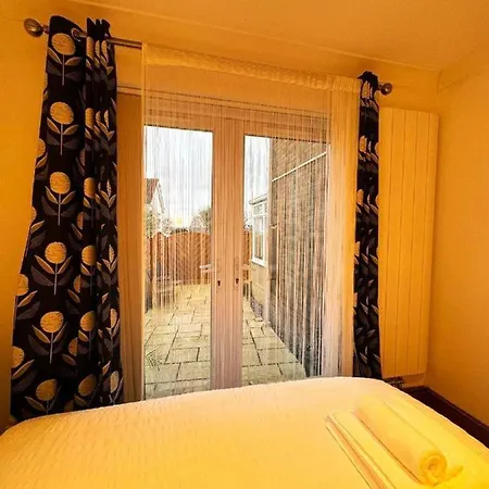 4-bedroom For 7-9 Guests Family & Group Getaway Бристоль
