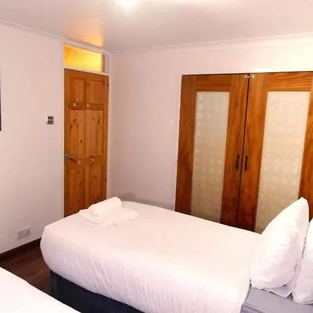 Villa 4-bedroom For 7-9 Guests Family & Group Getaway