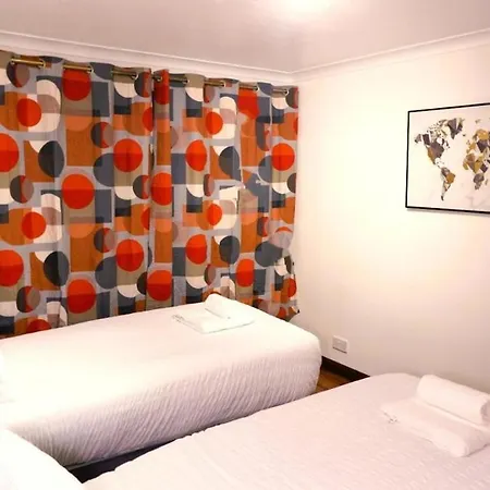 4-bedroom For 7-9 Guests Family & Group Getaway Бристоль