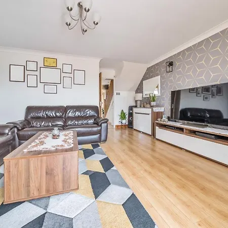 4-bedroom For 7-9 Guests Family & Group Getaway * Бристоль