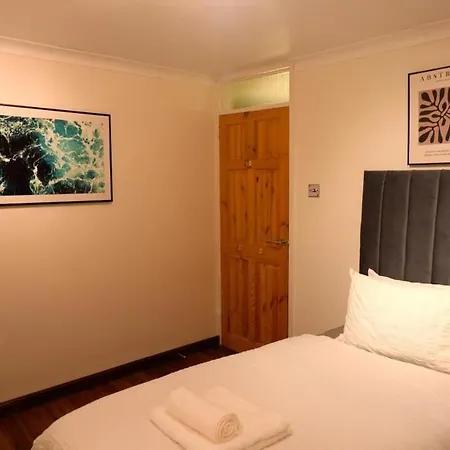 Вилла 4-bedroom For 7-9 Guests Family & Group Getaway