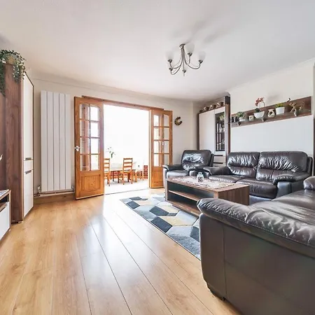 4-bedroom For 7-9 Guests Family & Group Getaway וילה