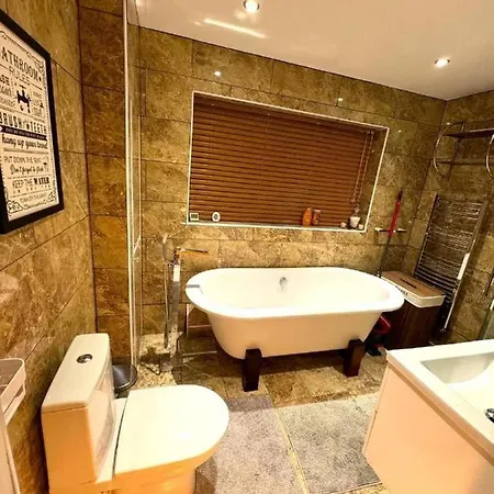 4-bedroom For 7-9 Guests Family & Group Getaway וילה בריסטול