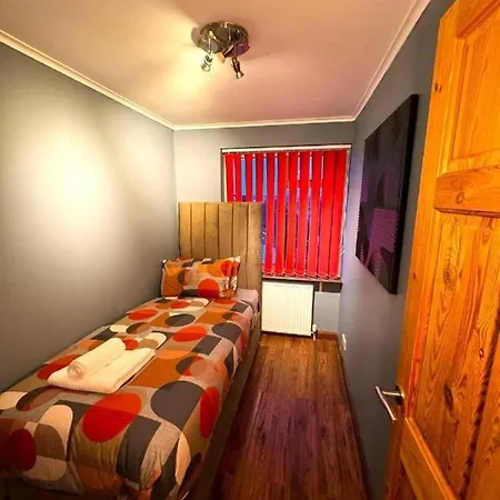 4-bedroom For 7-9 Guests Family & Group Getaway וילה *