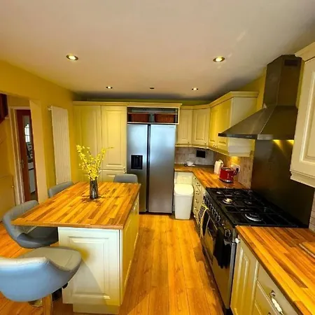 4-bedroom For 7-9 Guests Family & Group Getaway וילה