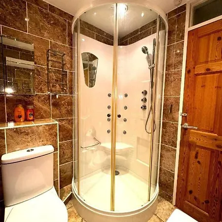 4-bedroom For 7-9 Guests Family & Group Getaway וילה *