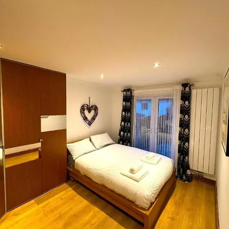 וילה 4-bedroom For 7-9 Guests Family & Group Getaway בריסטול